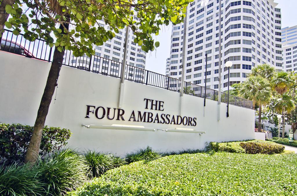 Four Ambassadors Apartments 마이애미 외부 사진